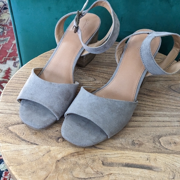 Ladies Sandles - Picture 4 of 4